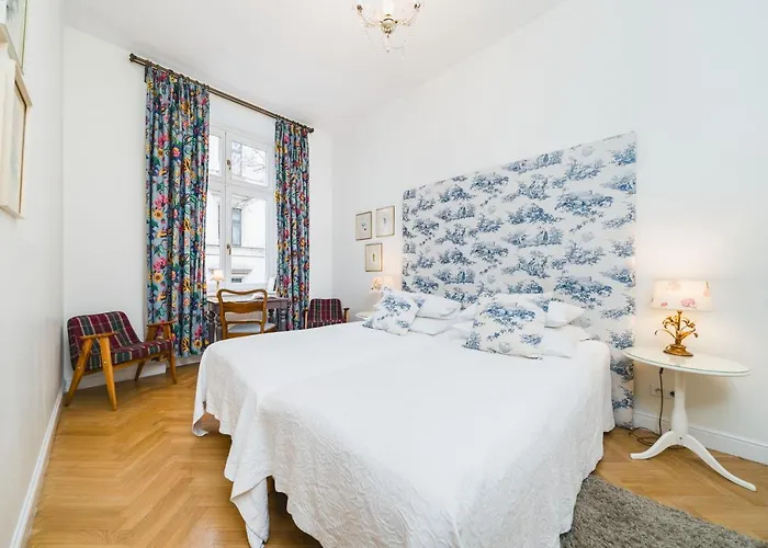 Classy Old Town - By Upstairs *