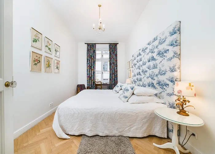 Classy Old Town - By Upstairs *