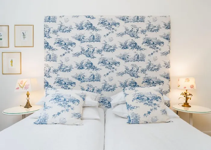 Classy Old Town - By Upstairs Apartment