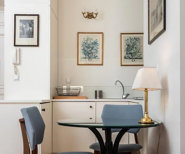 Classy Old Town - By Upstairs Apartment *