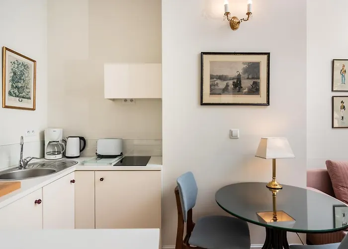 Classy Old Town - By Upstairs Apartment